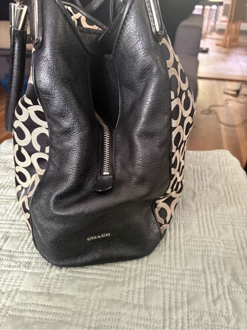 Coach Black and Cream Signature Shoulder Bag - Picture 4 of 8